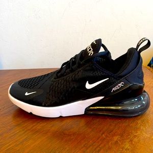 Nike womens Air Max 270